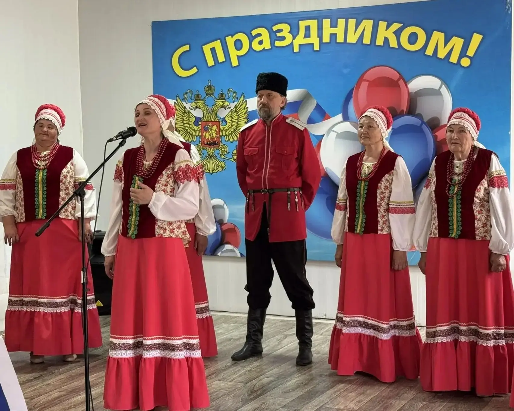 Концерт ко Дню России в хуторе Морозовском
 
В клубе хутора Морозовского состоялся праздничный конце
