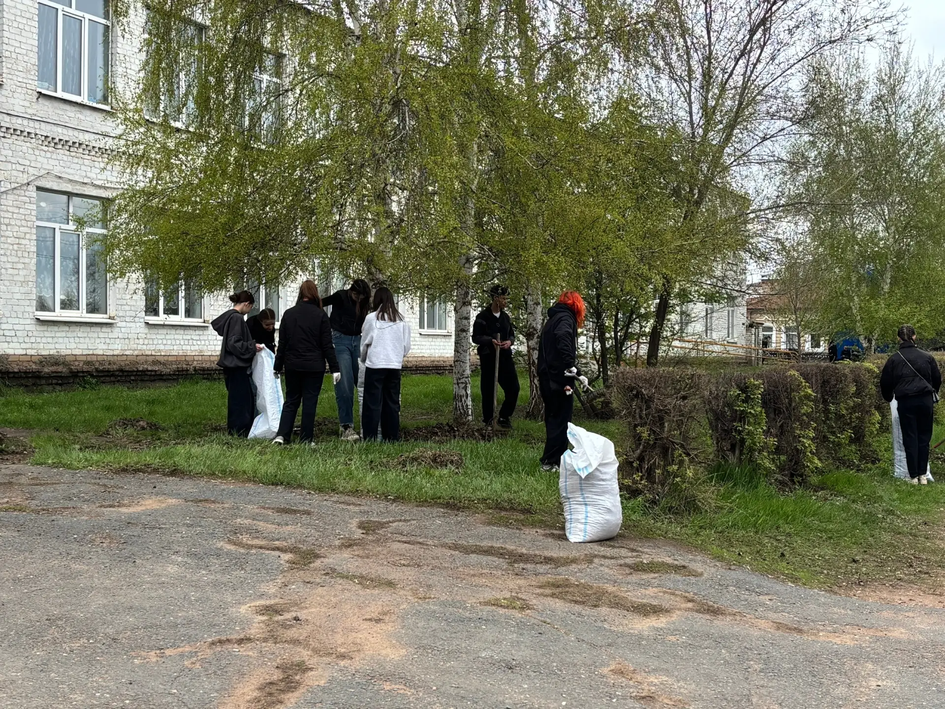 В Сорочинском ветеринарном техникуме состоялся традиционный весенний субботник, объедин...