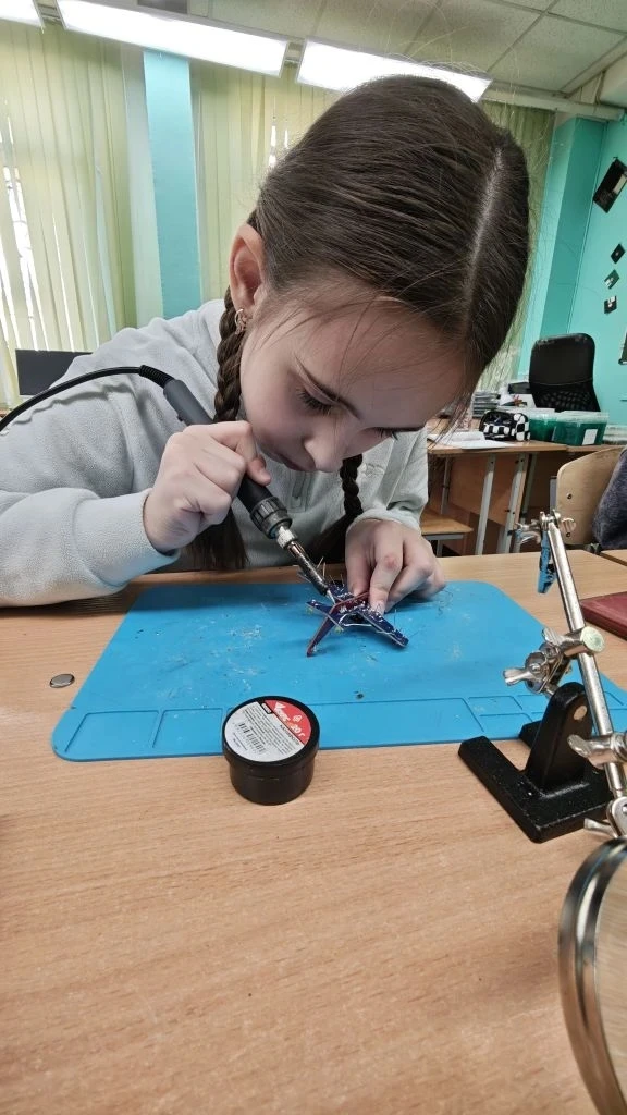 ☄️ Ток бежит, схемы живут, а знания растут! 🔋  В нашем электронном кружке под чутким руководством Ив