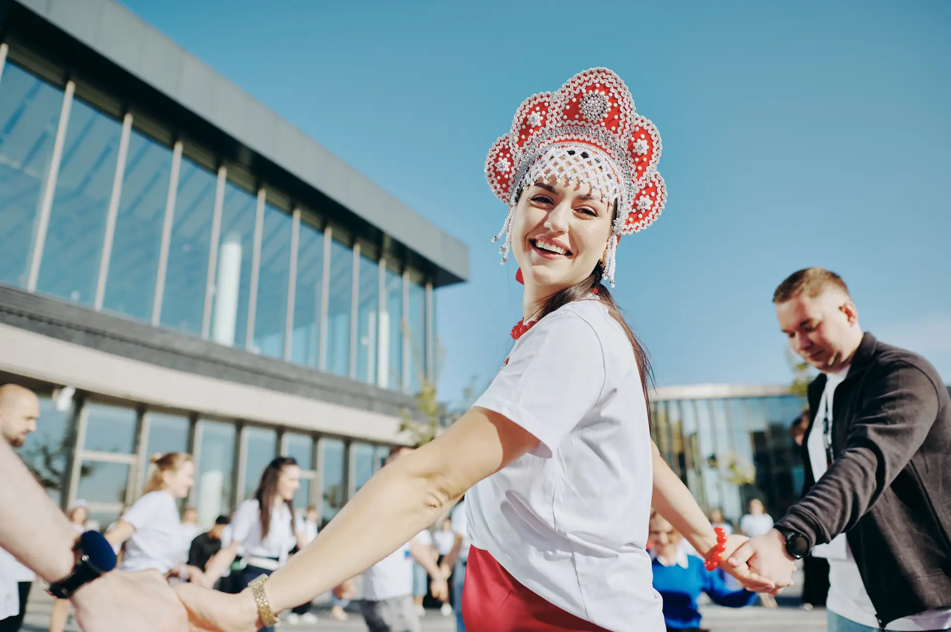 Более 300 участников программ Президентской платформы объединились #ВокругФлага в «Сене...