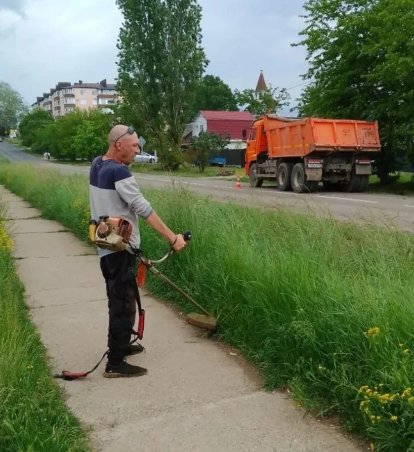 🌿 В Горячем Ключе продолжаются усиленные работы по покосу травы и расчистке ливневой системы.  Комму