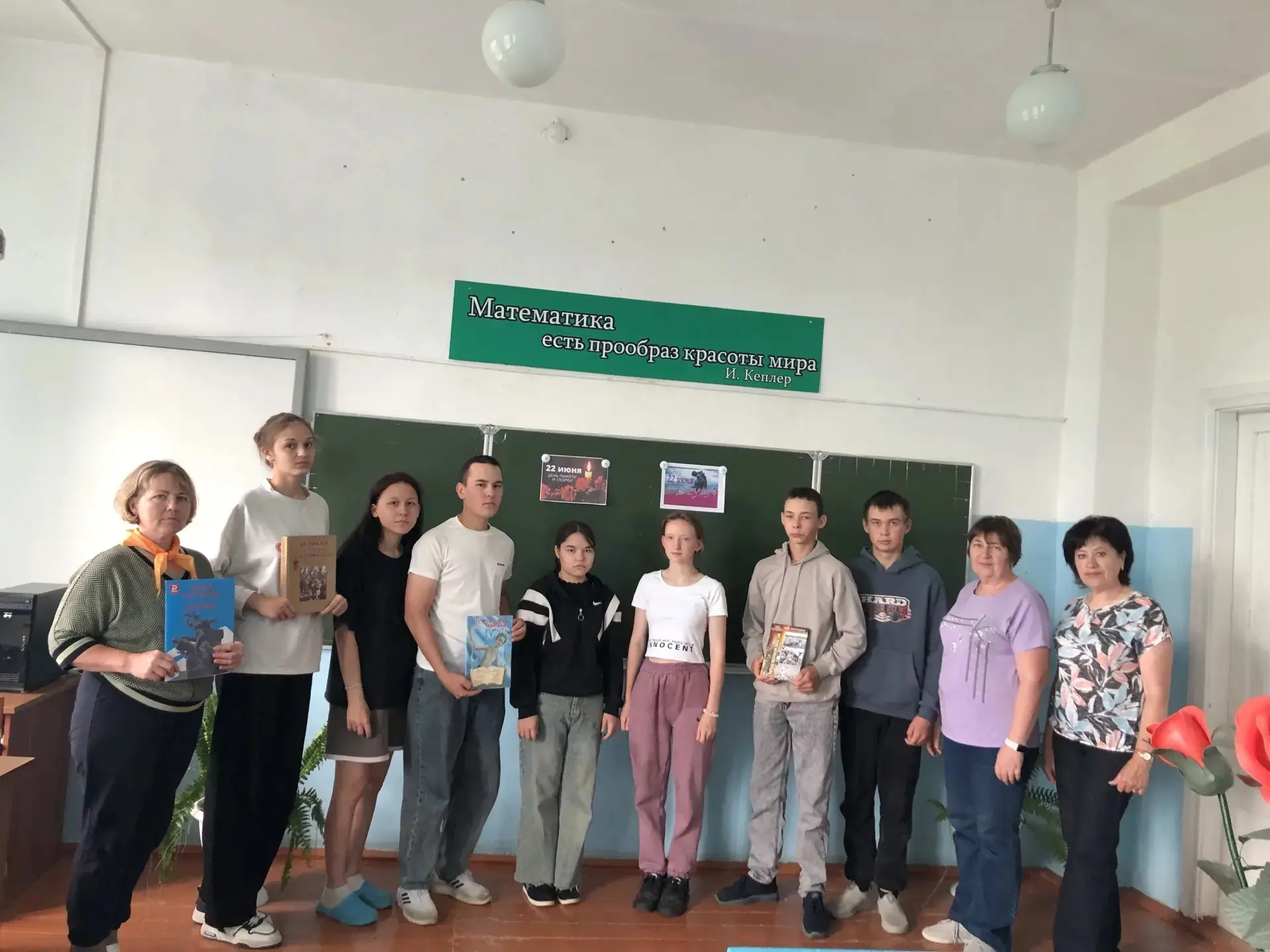 Сегодня в нашем лагере труда и отдыха ,,Пчелка" прошел День памяти и скорби. 22 июня 1941 года - одн