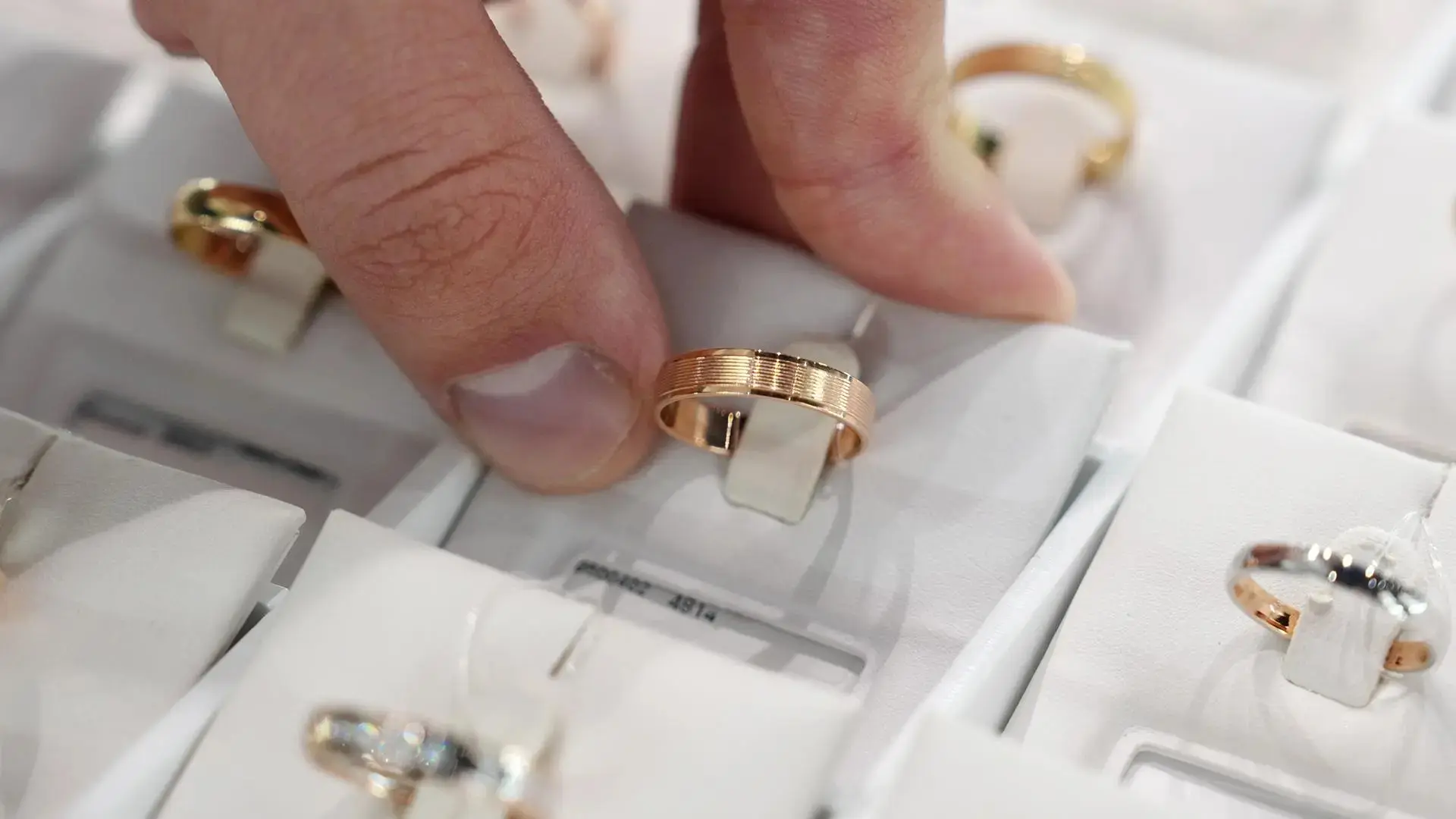 В Мурино мужчина отнес ювелирку возлюбленной на 900 тысяч в ломбард 💍