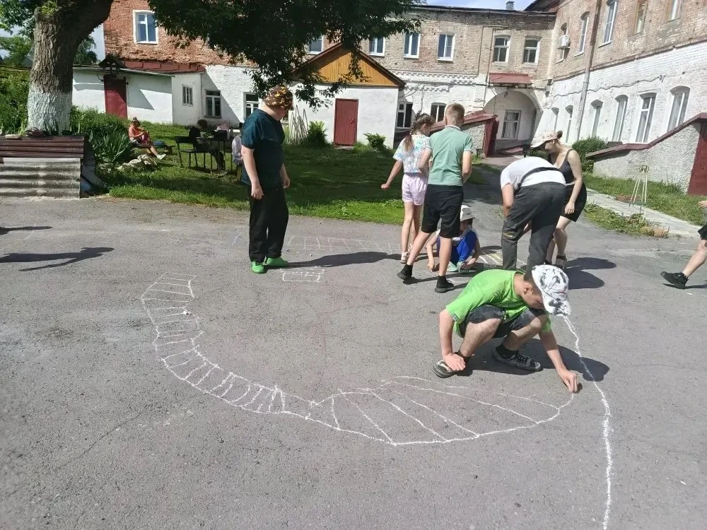 🎨 ПДД на асфальте: творим и запоминаем!

День в лагере «Неунывайка» прошел под знаком безопасности!