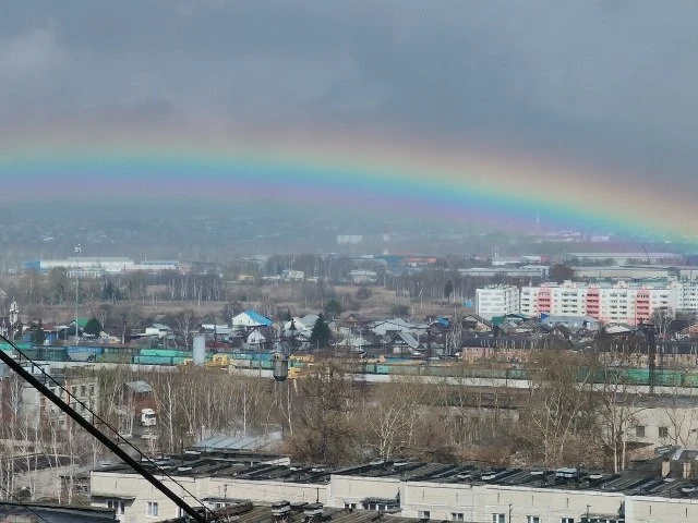 Жительница Первоуральска поделилась с нами фото апрельской радуги:  «Вот какая красота сегодня, 23.0