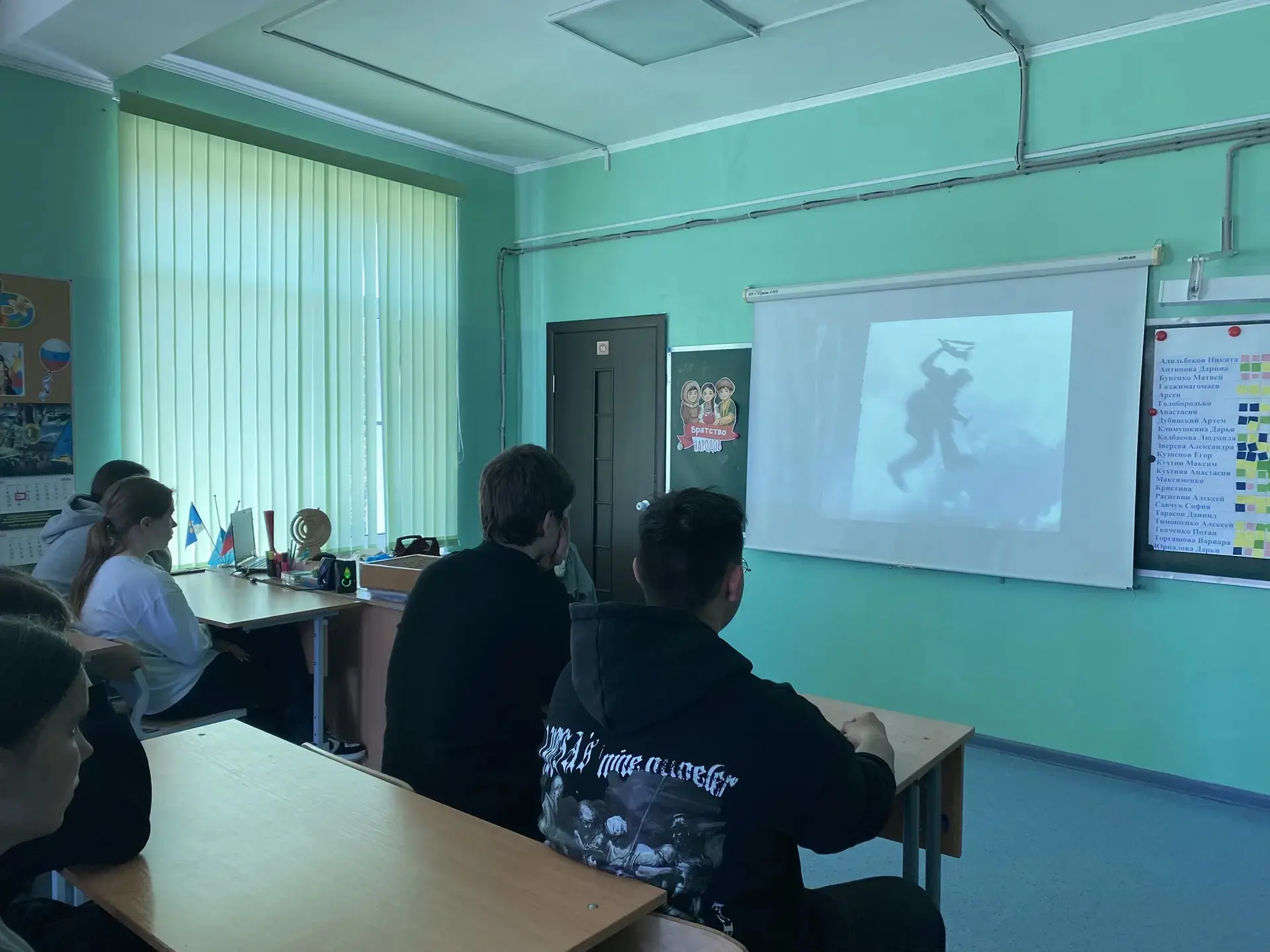 🕯️ Кинопросмотр в лагере труда и отдыха: «Бессмертный гарнизон»

Сегодня воспитанники лагеря труда 