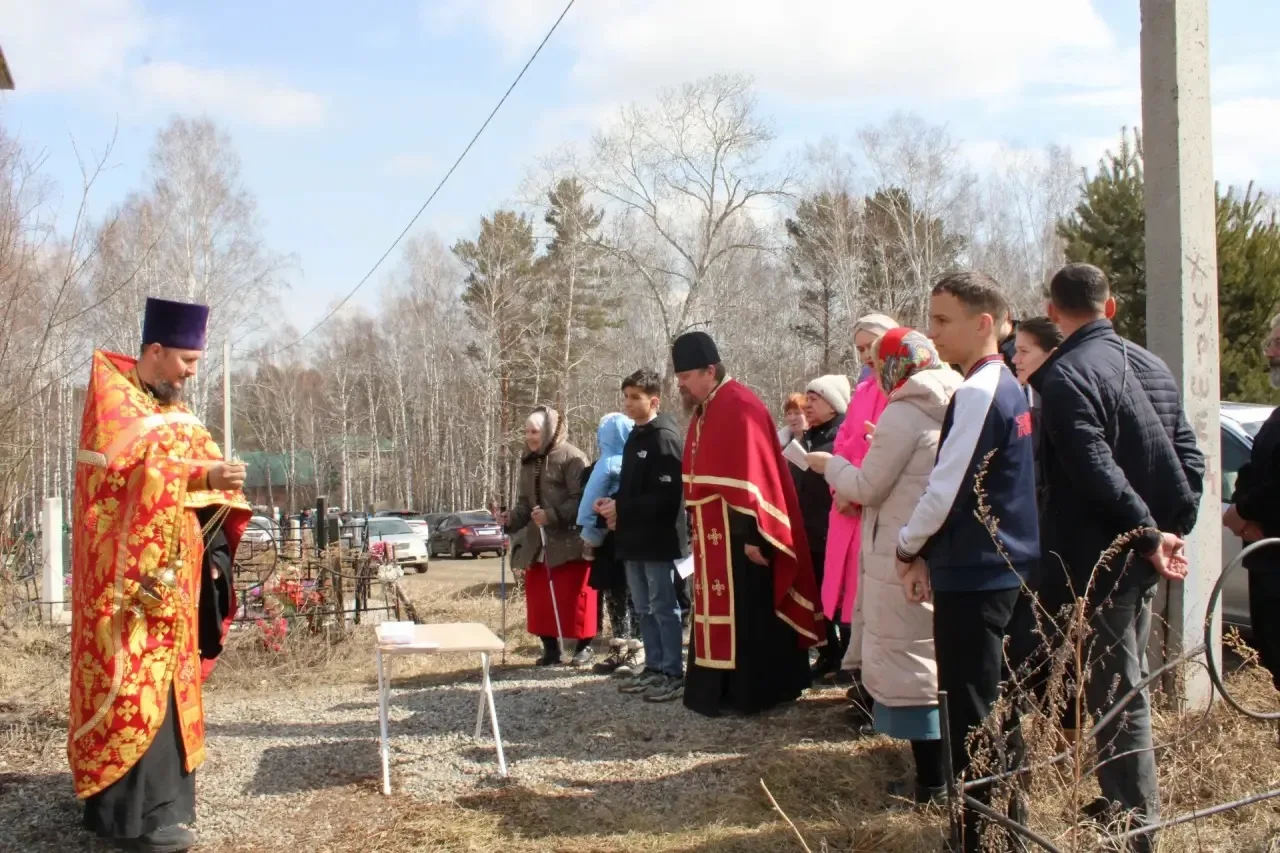 В день Радоницы на Марковском кладбище у обелиска воинам‑освободителям Великой Отечественной войны б