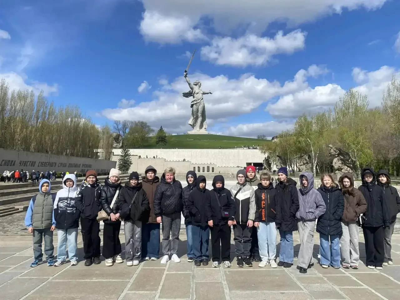 25 апреля ученики 5в и 6г класса побывали в городе Волгоград 📍  Знакомство с городом началось с обзо