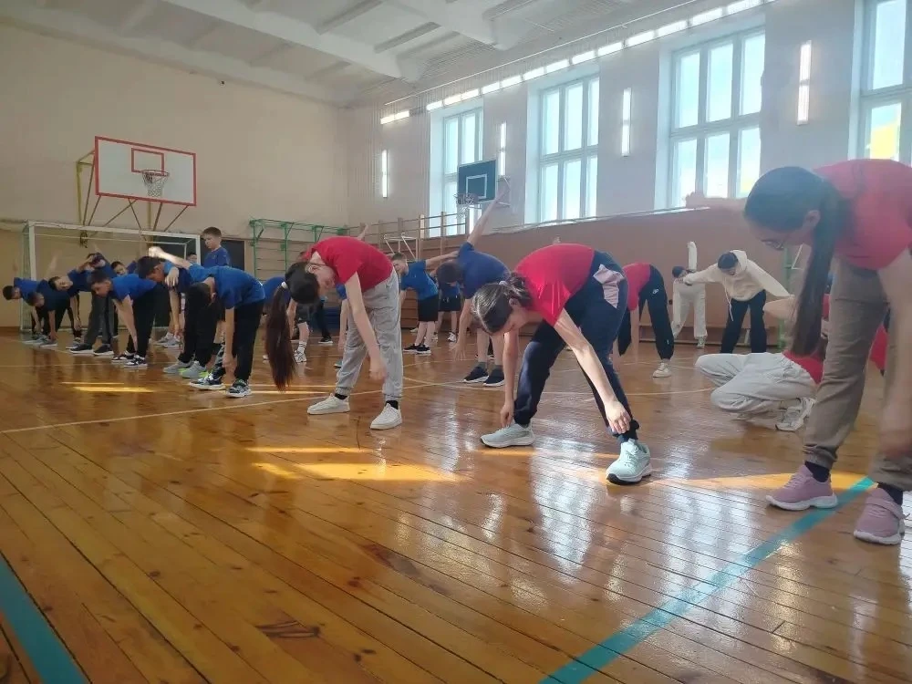 💪🏻 День здоровья в нашей школе: зарядились энергией вместе с учителем физкультуры! 💪  Сегодня в наше