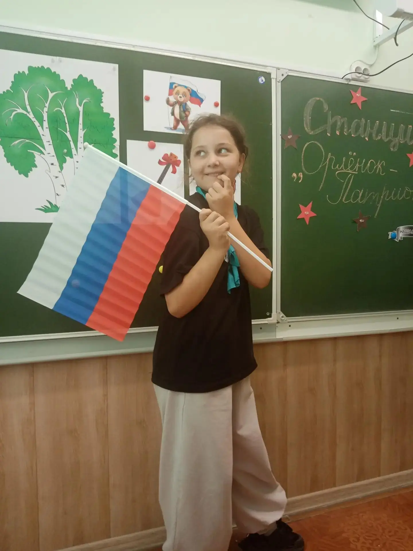 Дети и лето

Солнце светит и жара. 
Настала летняя пора. 
Ночь короче, день длиннее 
И на улицах вес