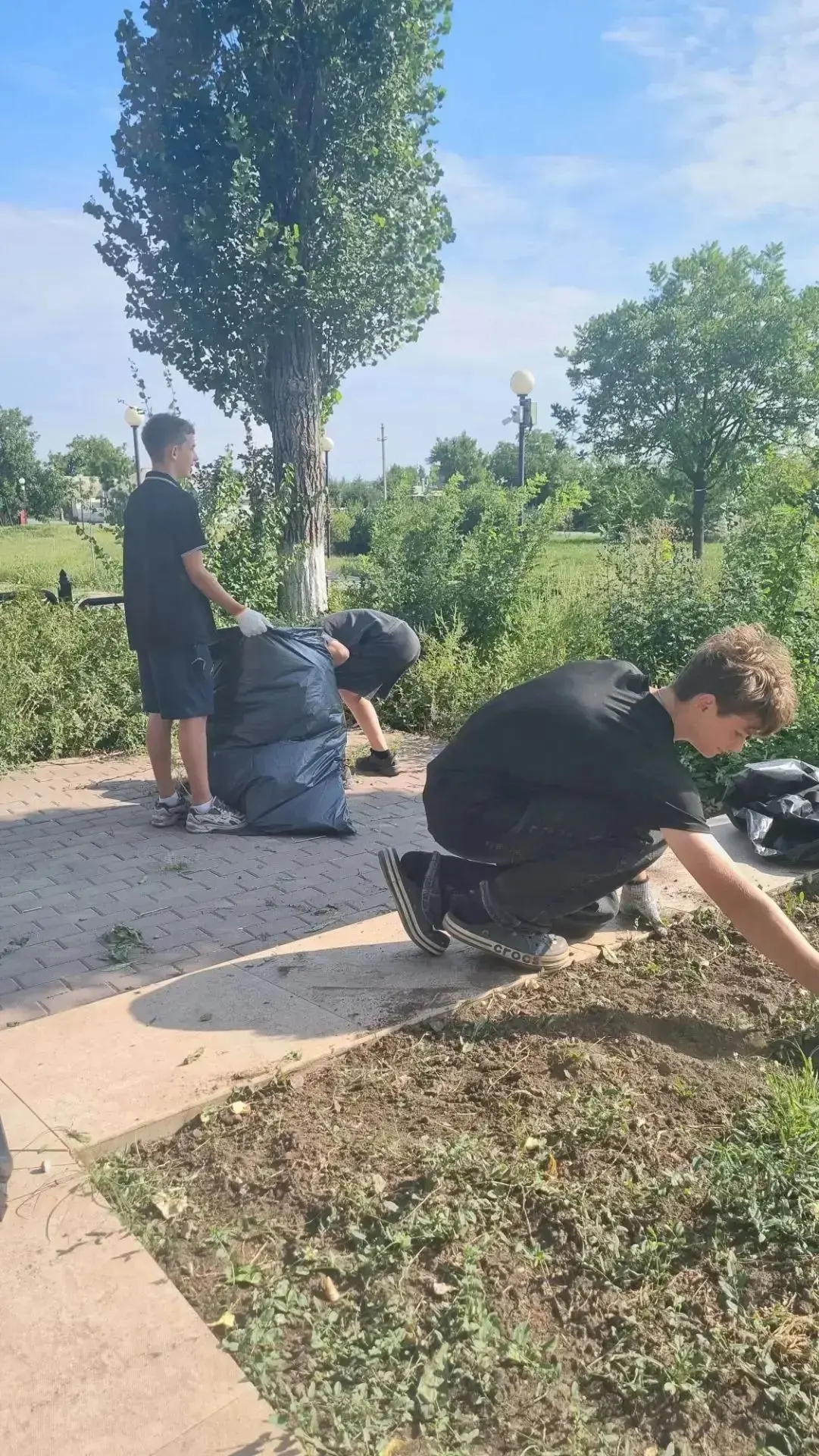 🌿Сегодня ученики нашей школы присоединились к субботнику и навели порядок на площади И...