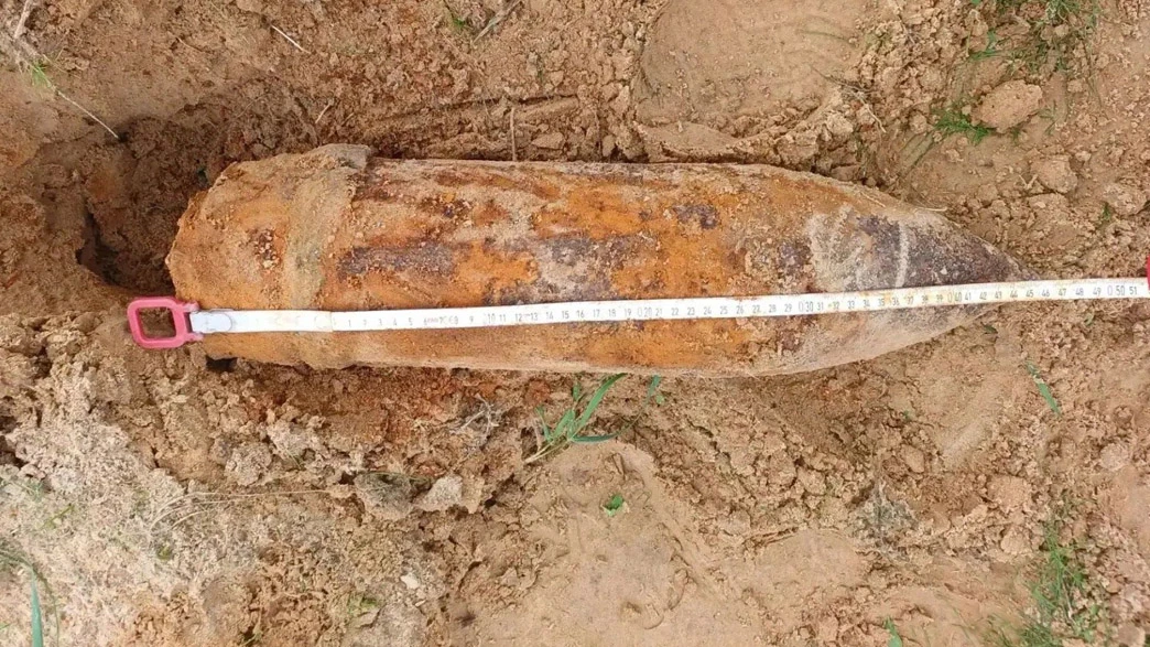 🏡💣Житель Меленковского района рядом с домом откопал артиллерийский снаряд