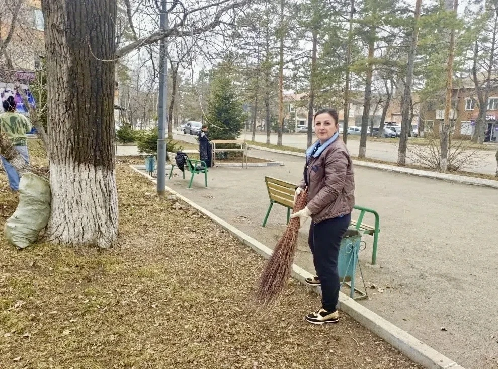 Чистота — дело общее!   🧹Работники культуры провели субботник на территории городского Дома культуры
