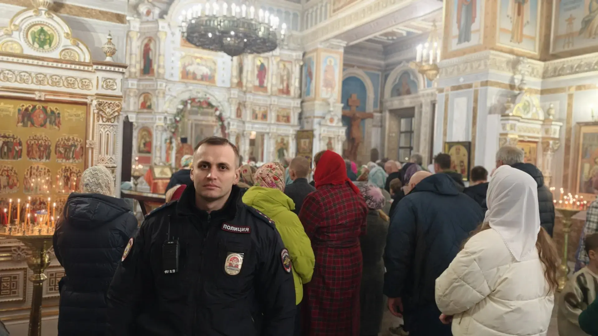 🚔 Полиция Алтайского края обеспечила правопорядок на пасхальных богослужениях  Сотрудники полиции об