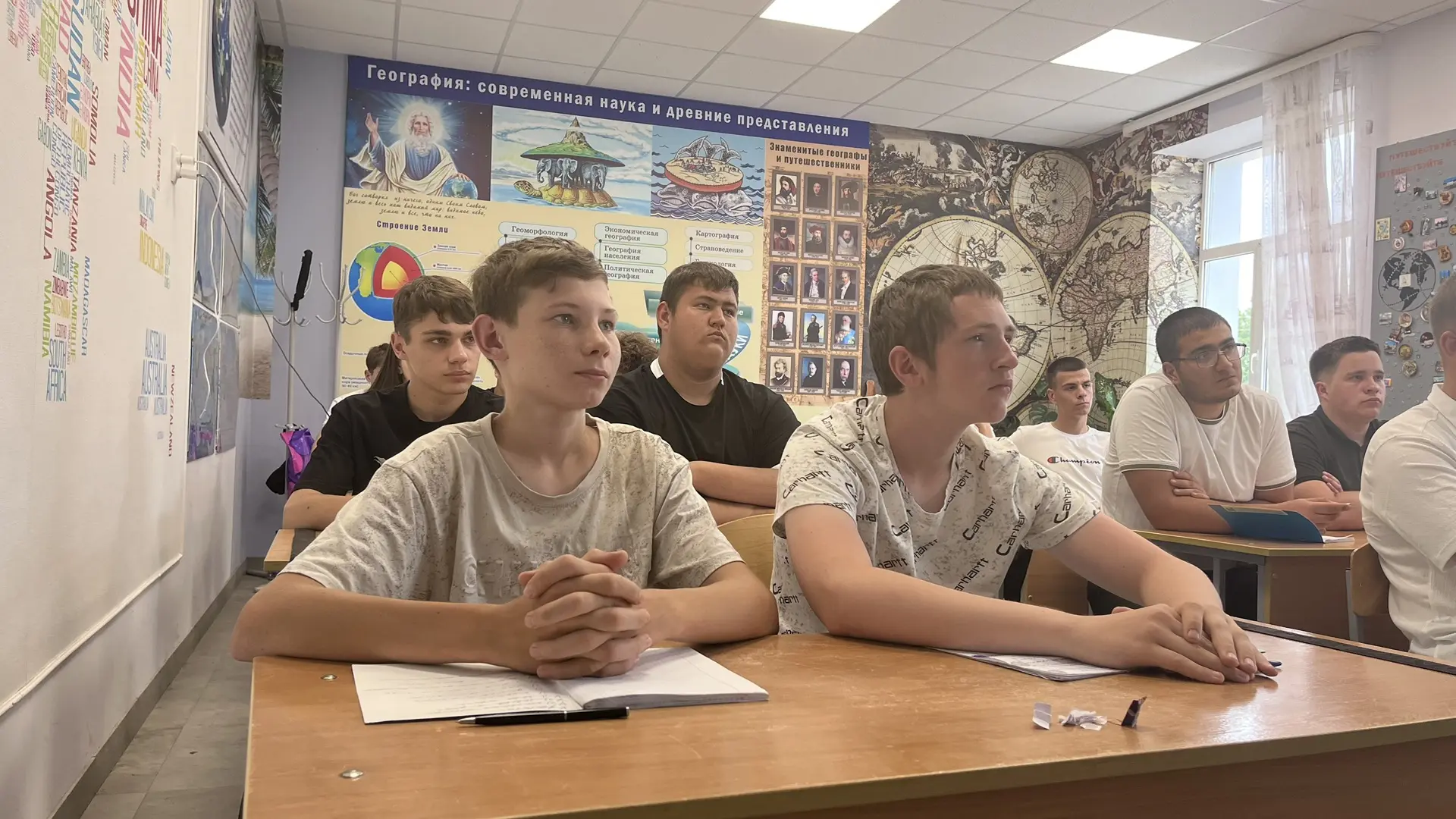 📞⚠️ Студенты Ладожского многопрофильного техникума познакомились с социальным роликом «Звонок», кот