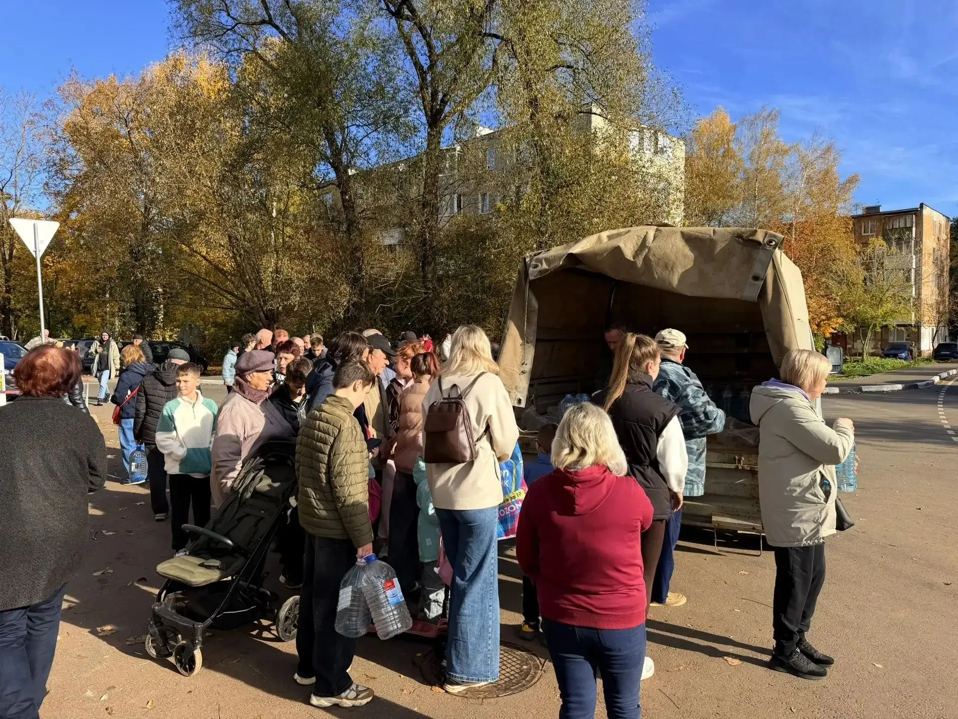 МУП «КомСервис» организовал подвоз воды в Хотьково, для жителей домов, которые остались...