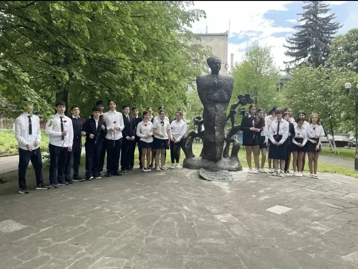В этот день праздничные мероприятия проходят у монументов выдающихся учёных и классиков осетинской л