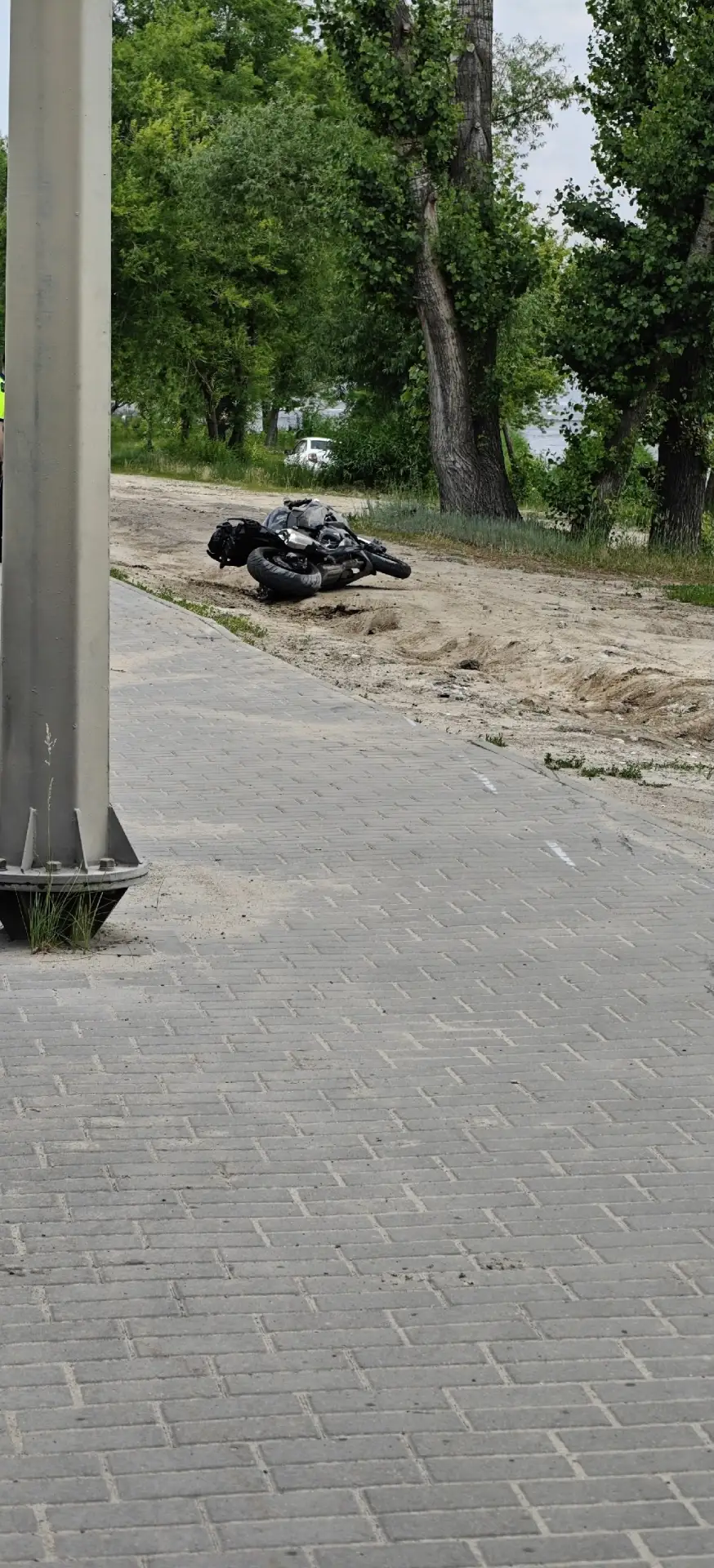 В Воронеже полицейский на мотоцикле врезался в бордюр и погиб

В 11:30 у дома №1е на набережной Масс