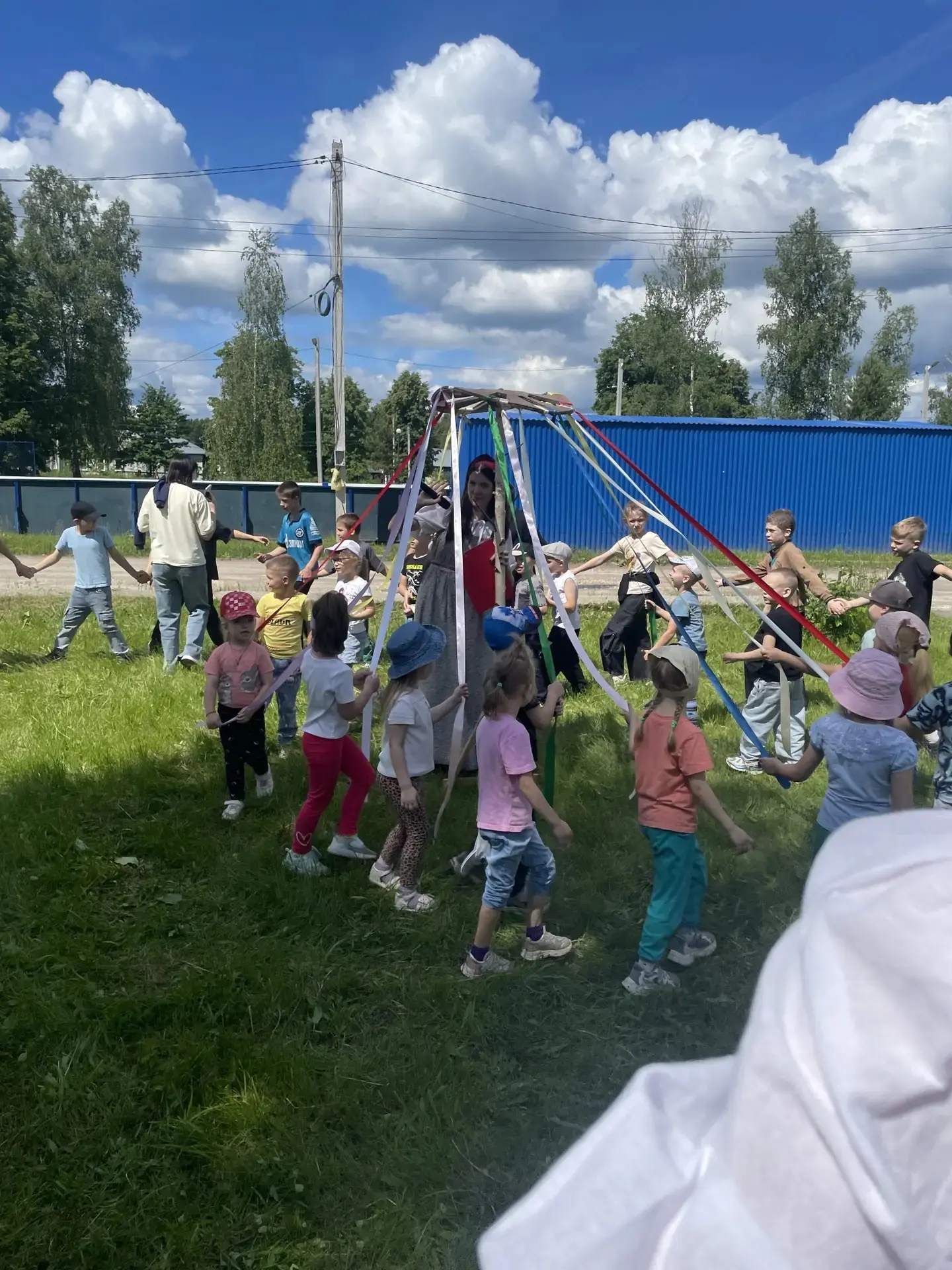 🎉 Ребята из нашего пришкольного лагеря весело отметили праздник Троицы! 🎉
