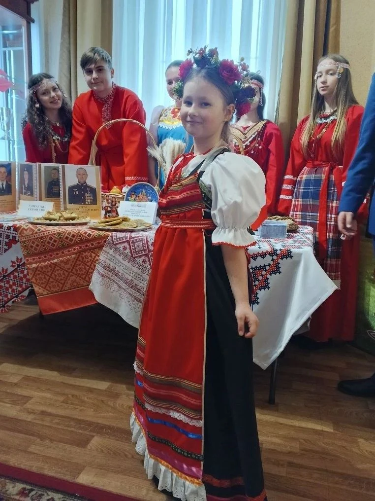 В Курске прошёл фестиваль национальных культур «Единство народов — сила России», объединивший школьн