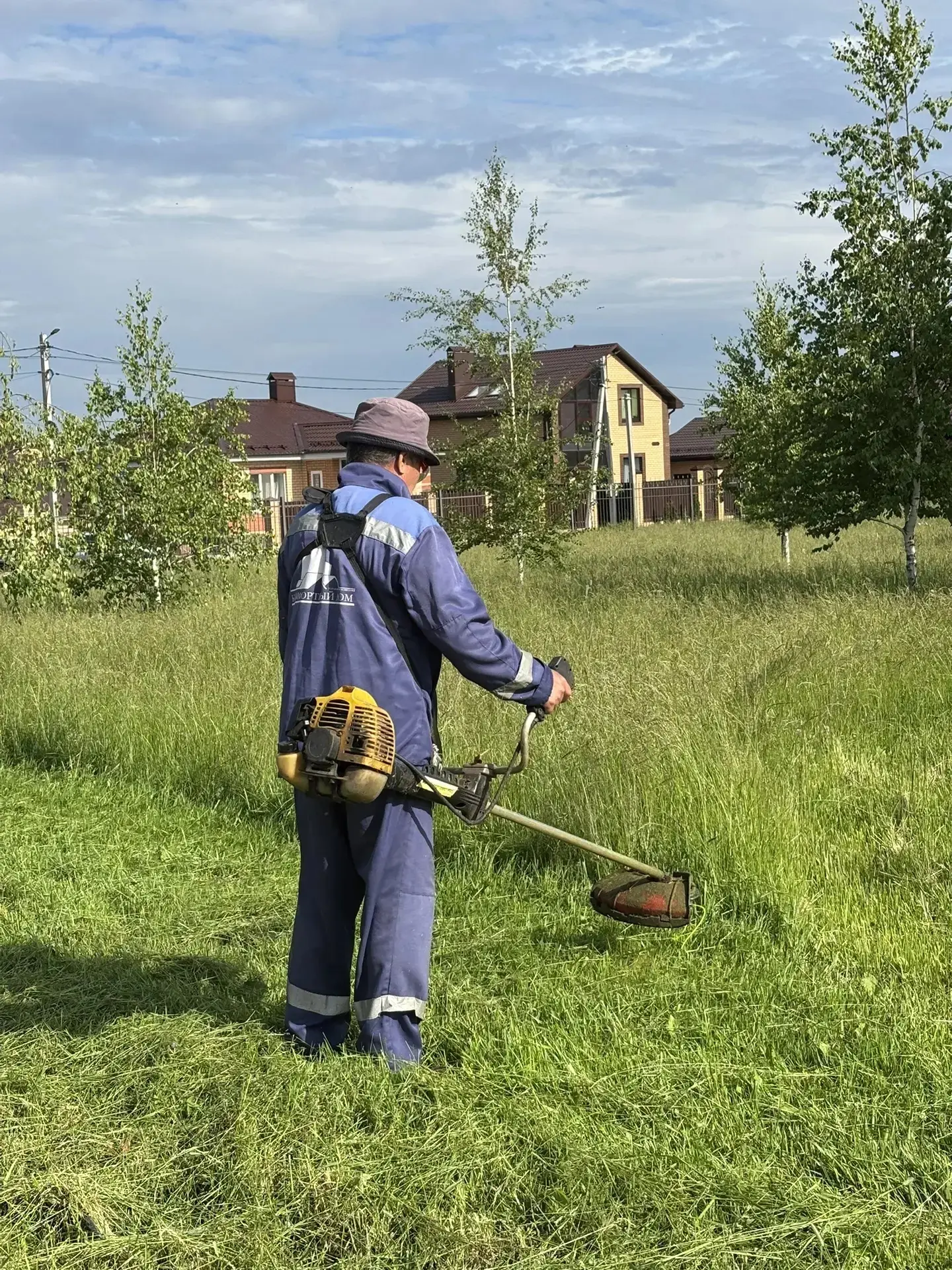 В коттеджном посёлке "Михайловка Green" дворники собрали мусор с газонов и из многочисленных урн, ск