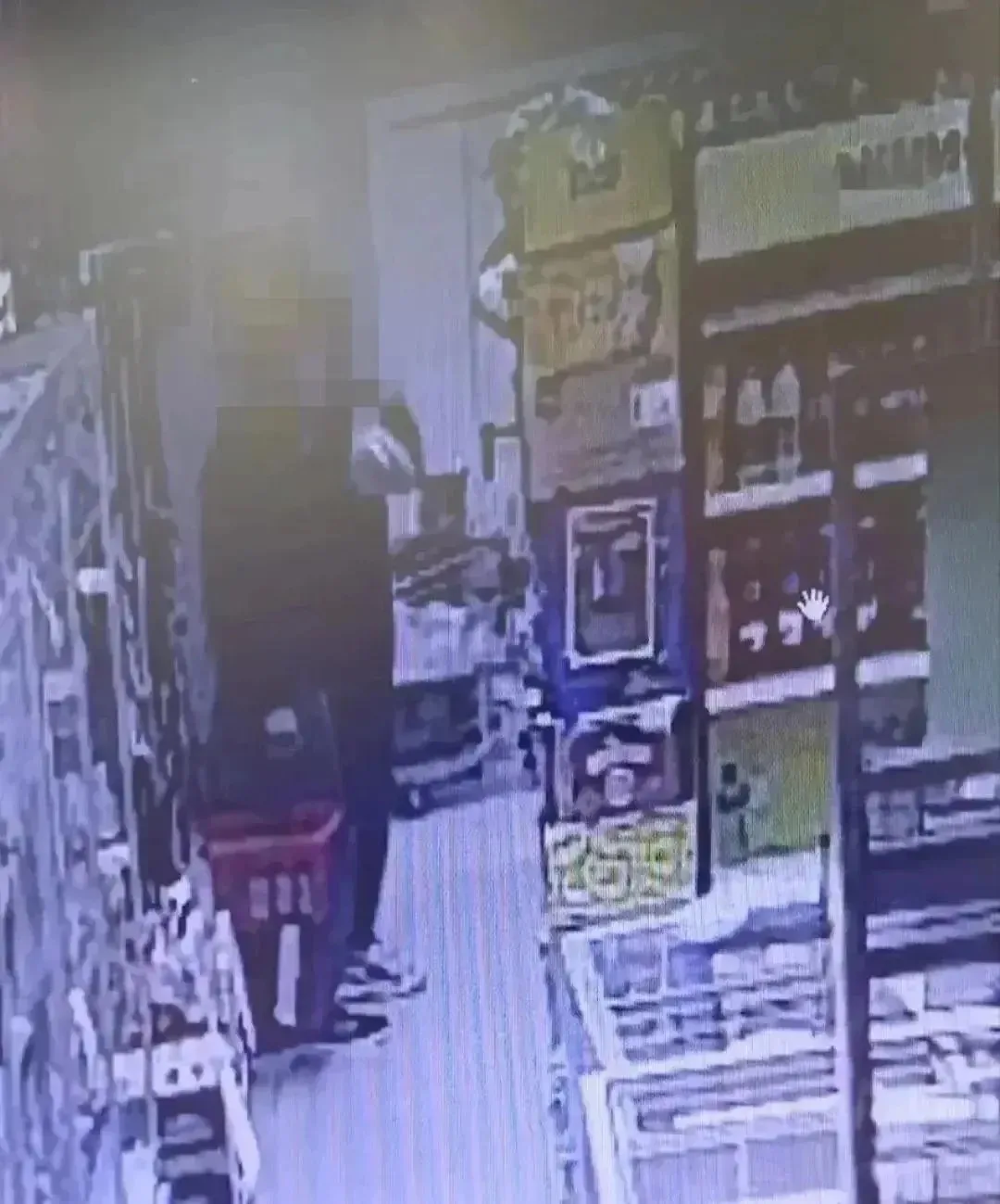 🚨 Любитель крепких напитков украл алкоголь и конфеты из магазина в Старощербиновской

Полиция Щерби