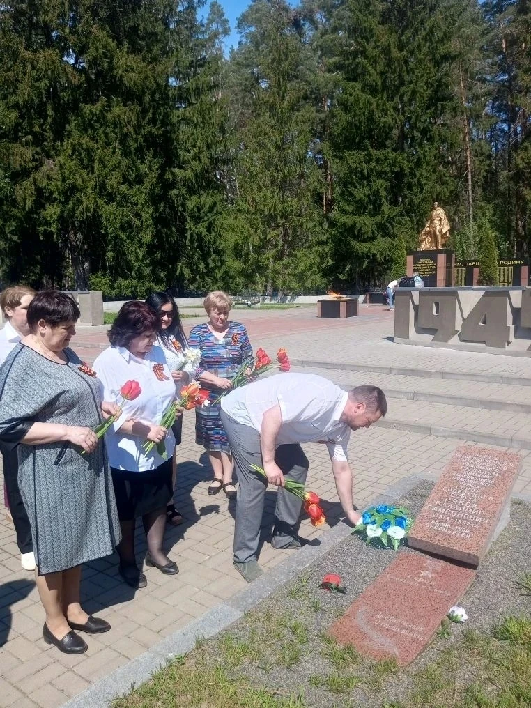 🔥🎗️ 9 МАЯ по всей стране  проходят акции по возложению цветов и венков к памятникам погибших в Велик