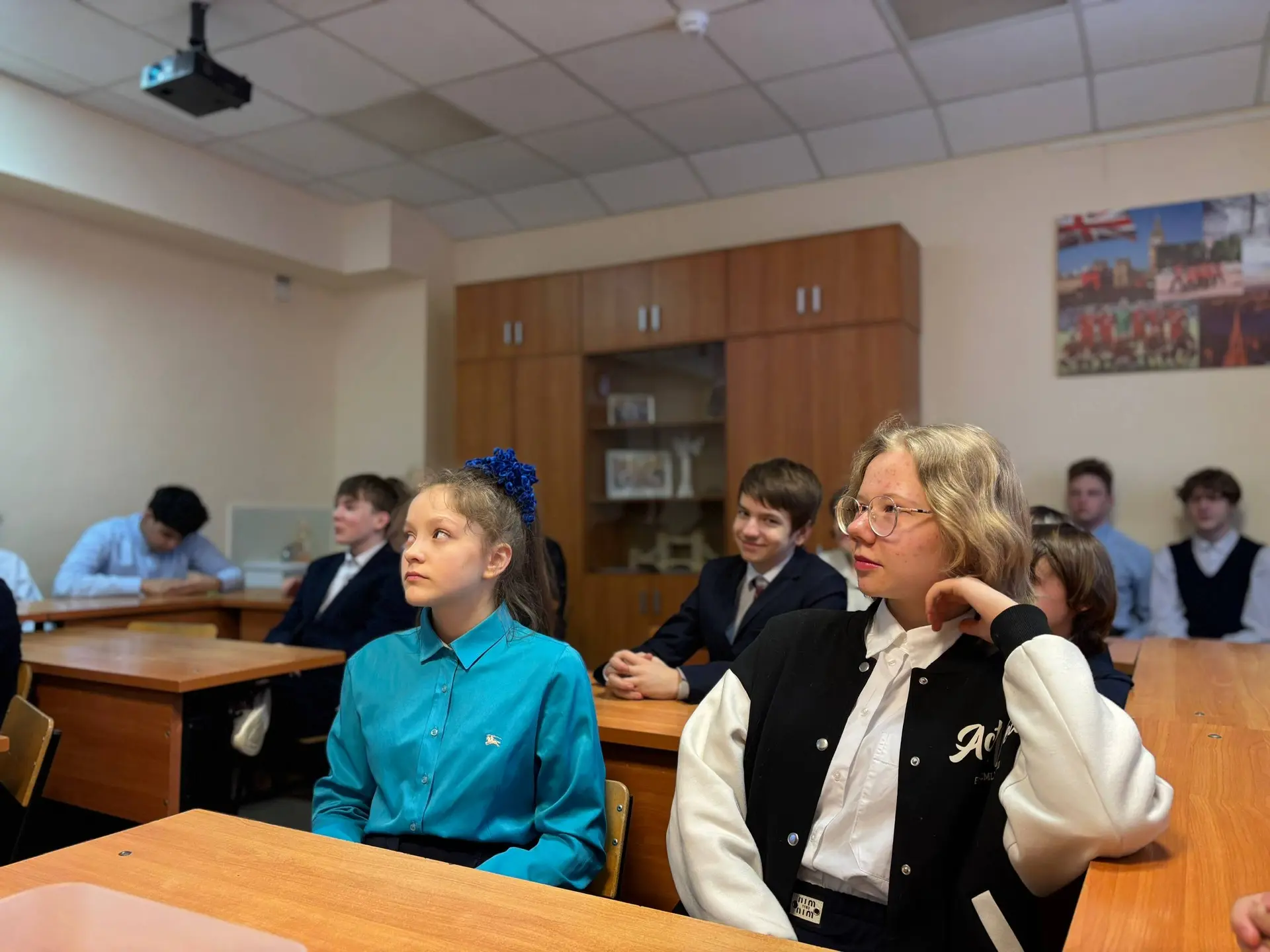 👩‍🏫 РАЗГОВОР О ВАЖНОМ 👩‍🏫    Новая учебная неделя в нашей школе стартовала с церемонии торжественног