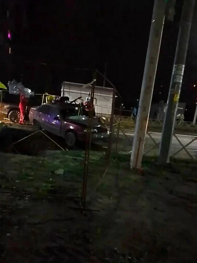 В Ярославле в пятницу вечером на улице Труфанова автомобиль угодил в яму на участке, гд...