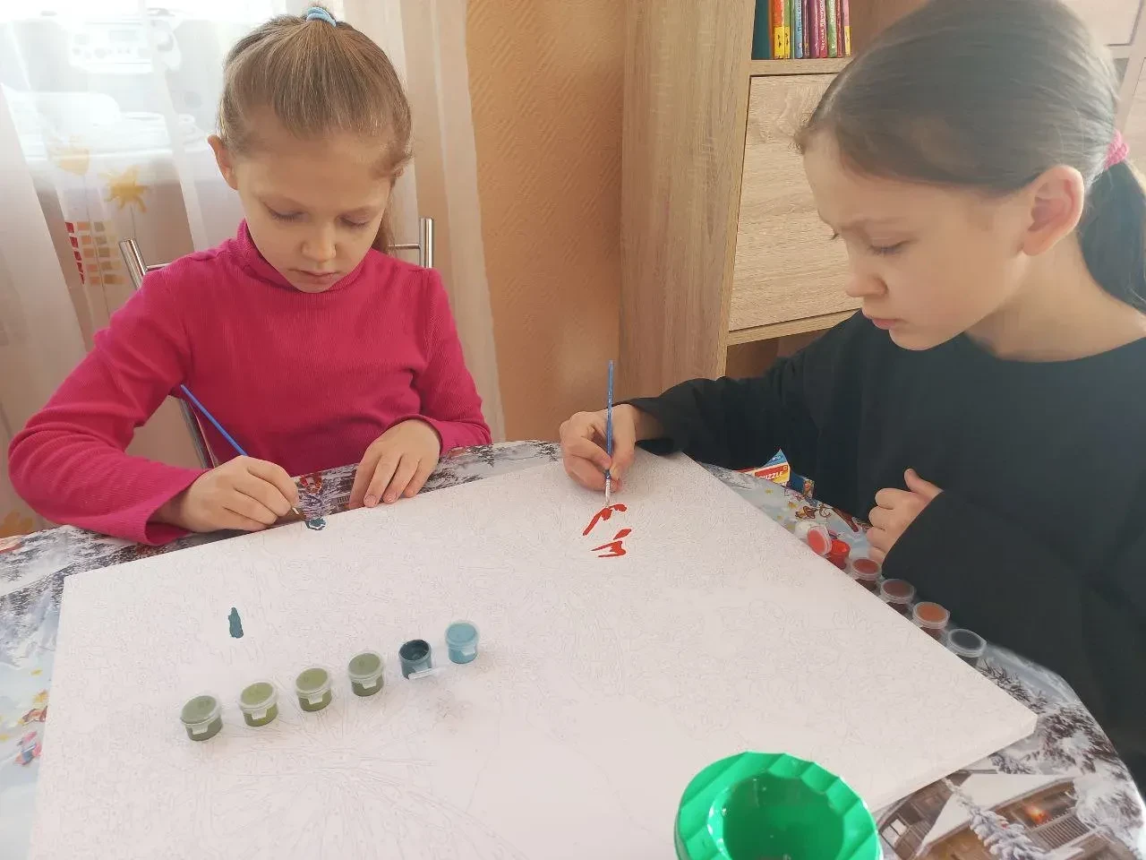 В морозные дни девочки проводят досуг с пользой и удовольствием. Одни собирают алмазную...