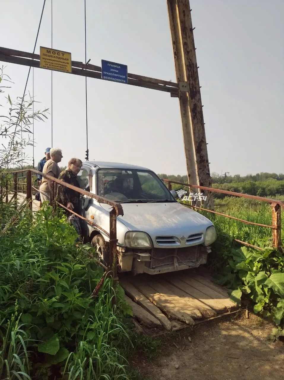 🚗🌁 Ночью на станции Льниха водитель компактного Nissan March попытался проехать по пе...