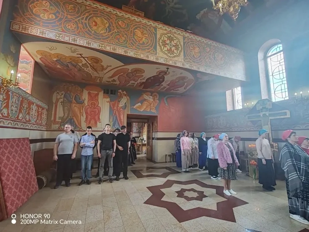 🕊️ Свет веры и истории: студенты в гостях у храма  Сегодня наши студенты посетили Архиерейское подво