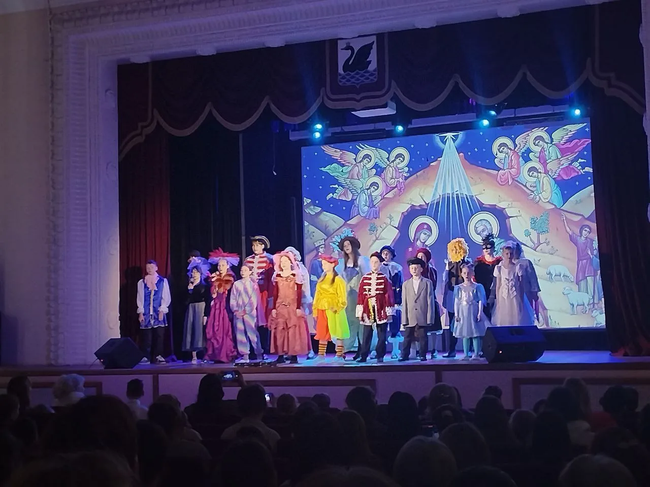 🌟 Поездка в театр на рождественское представление — это всегда волшебно!   🎭 8 января обучающиеся Ет
