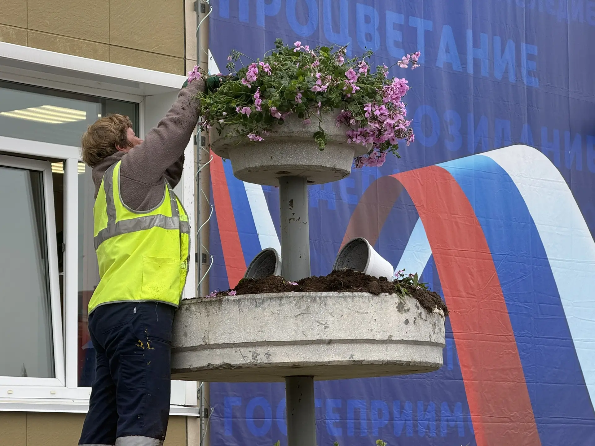 В Поронайске высаживают тысячи цветов🌸

В Поронайском районе продолжается масштабная кампания по ле