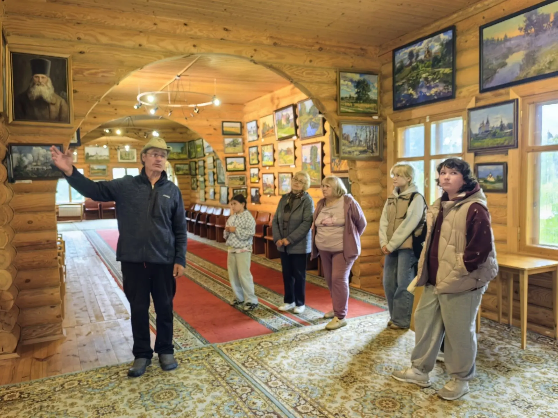 Ежегодно музей Исаака Левитана в деревне Елисейково собирает под своим сводом художнико...