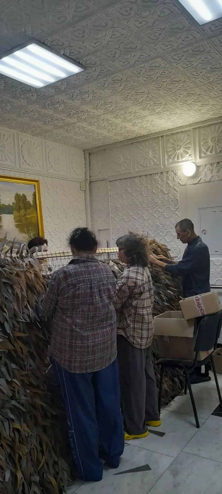 В нашем  центре получатели  социальных услуг плетут маскировочные сети для участников СВО.
