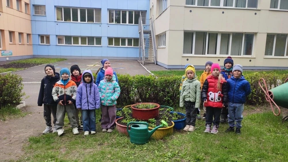 Наши главные помощники, наши дорогие и любимые выпускники подготовительных групп "Солны...