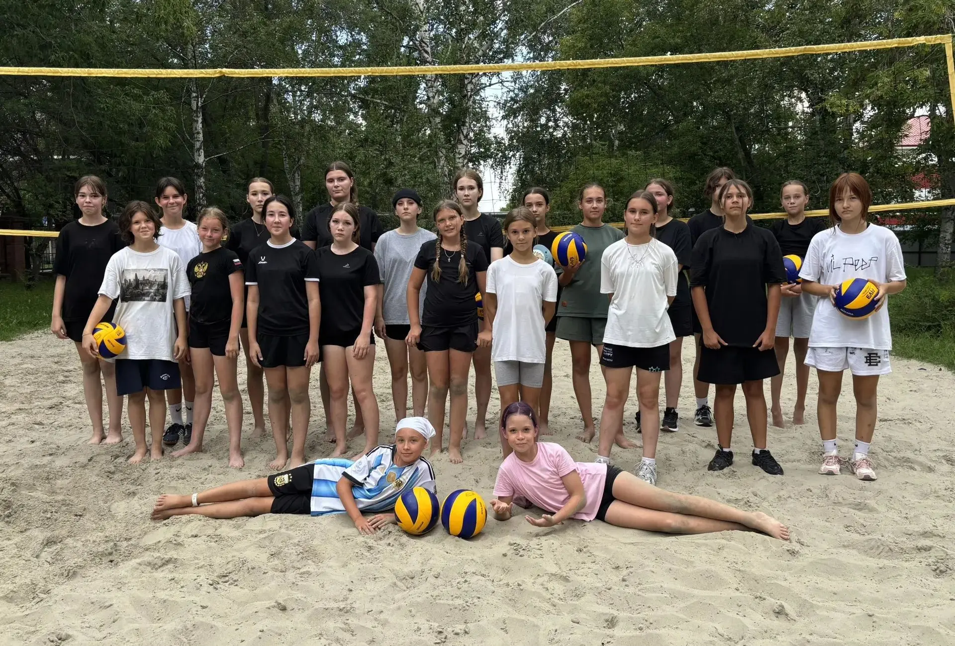 🏐 В лагере девчонки не только на экскурсии ходили — ещё и в пляжный волейбол играли! ☀️