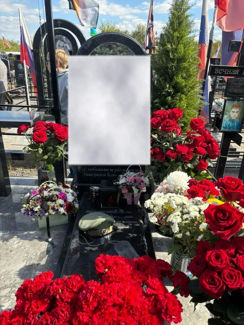 Была годовщина гибели на СВО нашего близкого человека. Перед поминальным обедом на клад...