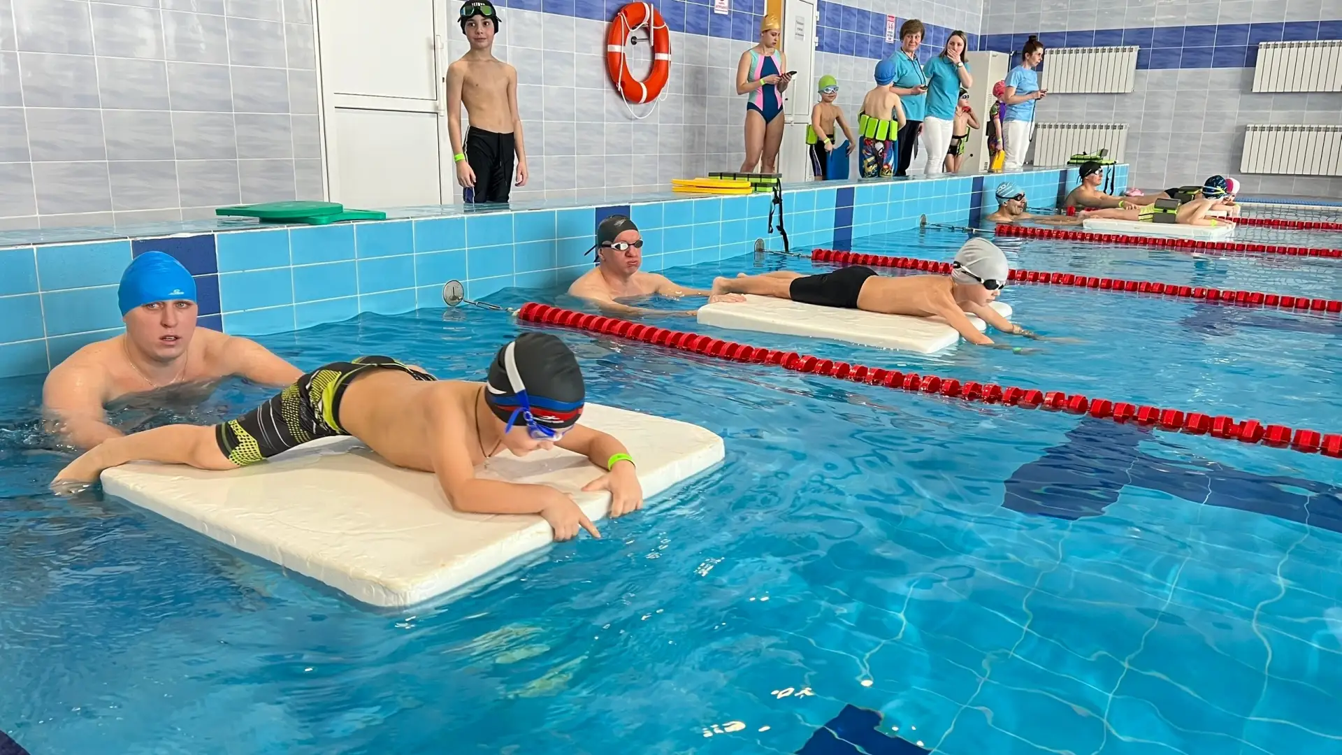 👪В Березниках прошли соревнования для семей на воде  В бассейне «Кристалл» микрорайона Любимов прошл