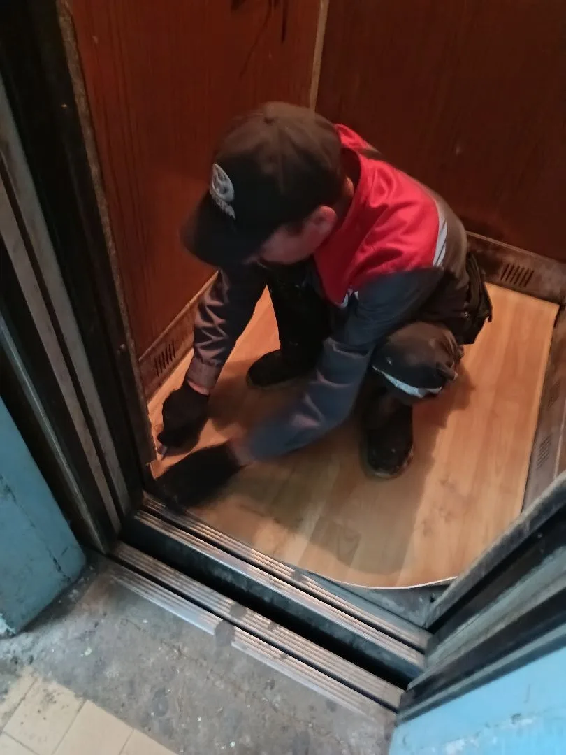 🏢 Меняем напольное покрытие в лифте