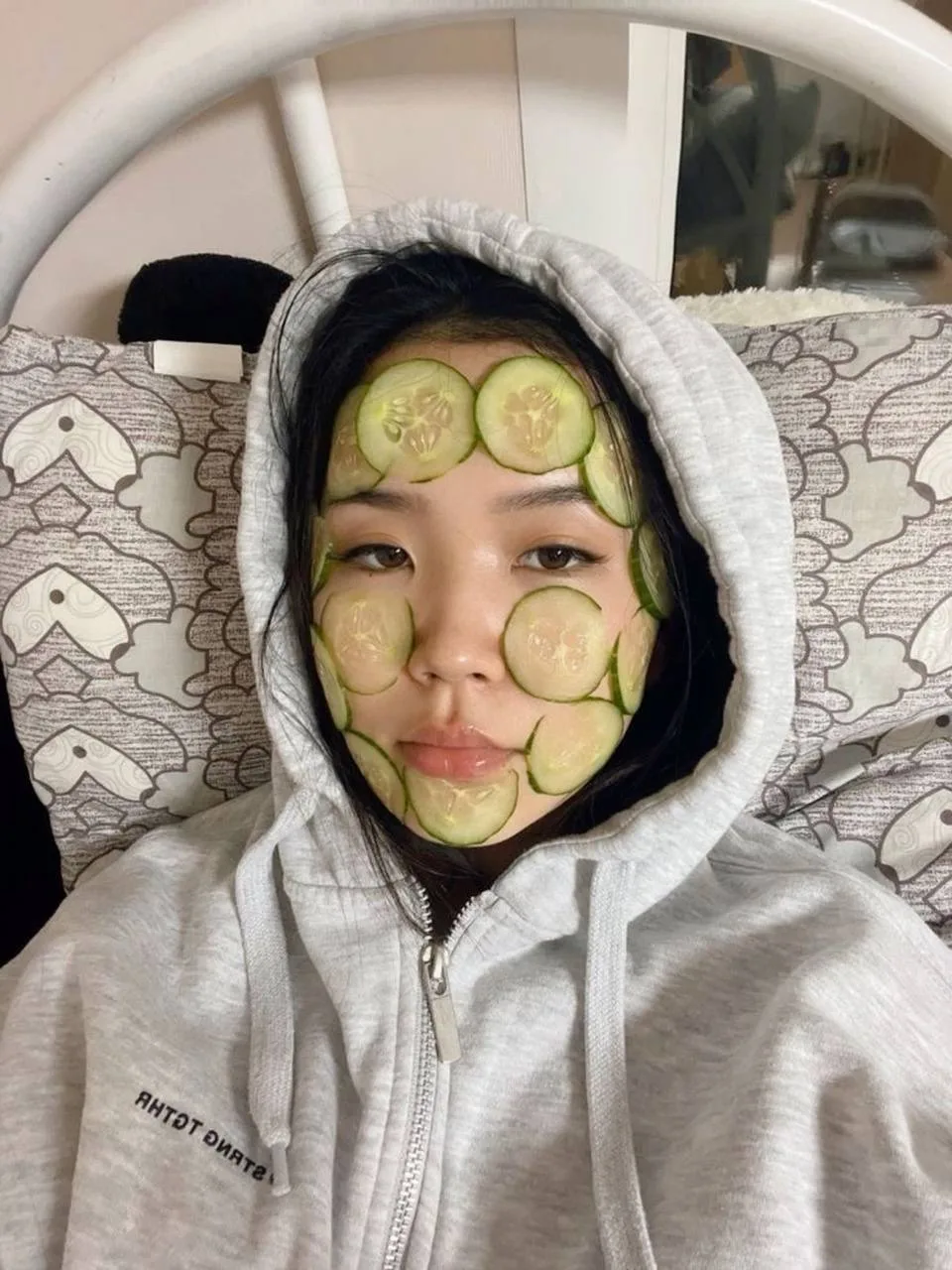 🥒 Рецепт сияющей кожи при помощи огурцовой маски  • Тонко нарежь огурцы и положи себе на лицо.  • Де