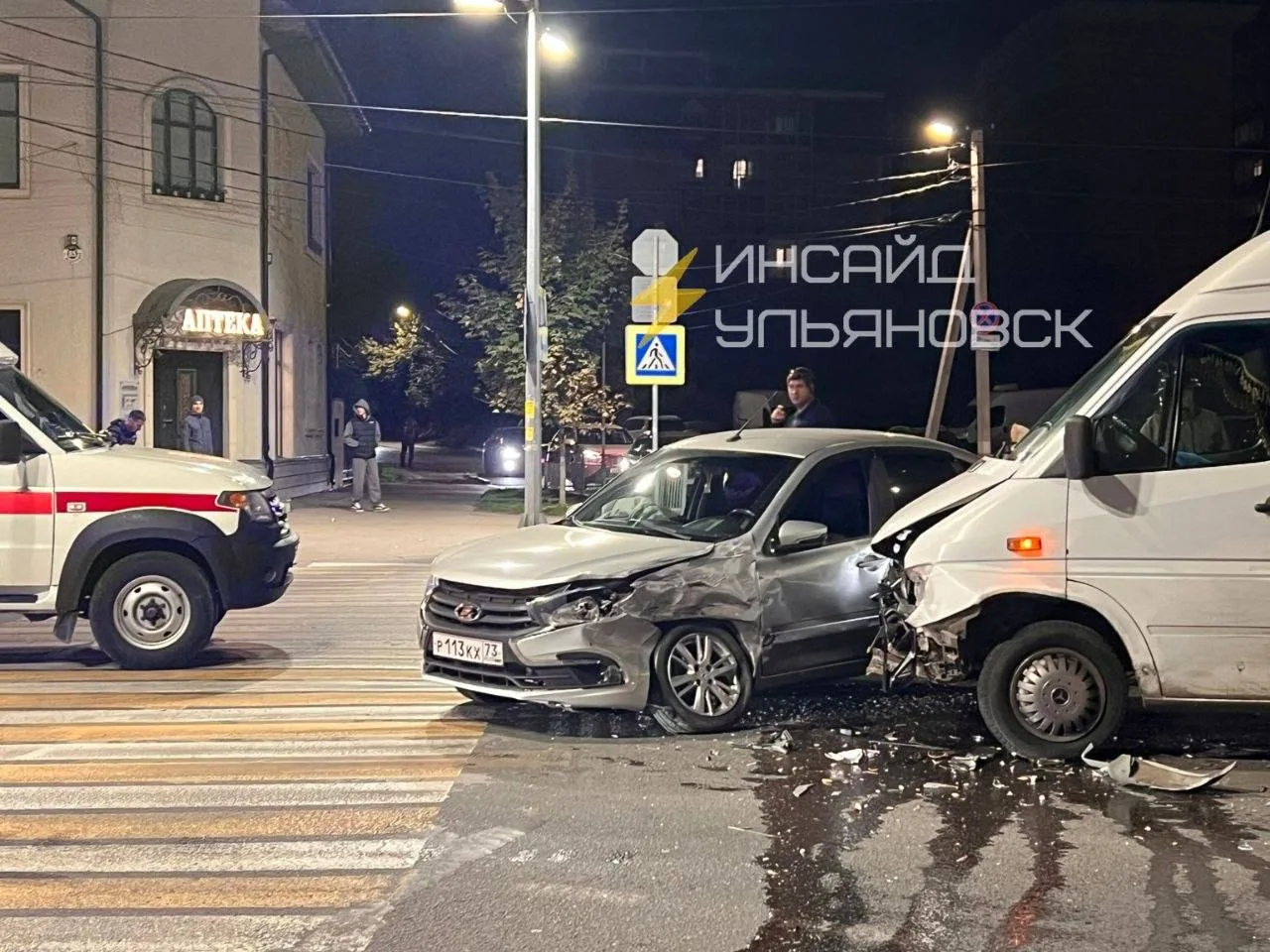 На перекрёстке улиц Орлова и Федерации столкнулись Lada Granta и маршрутный автобус. Во...