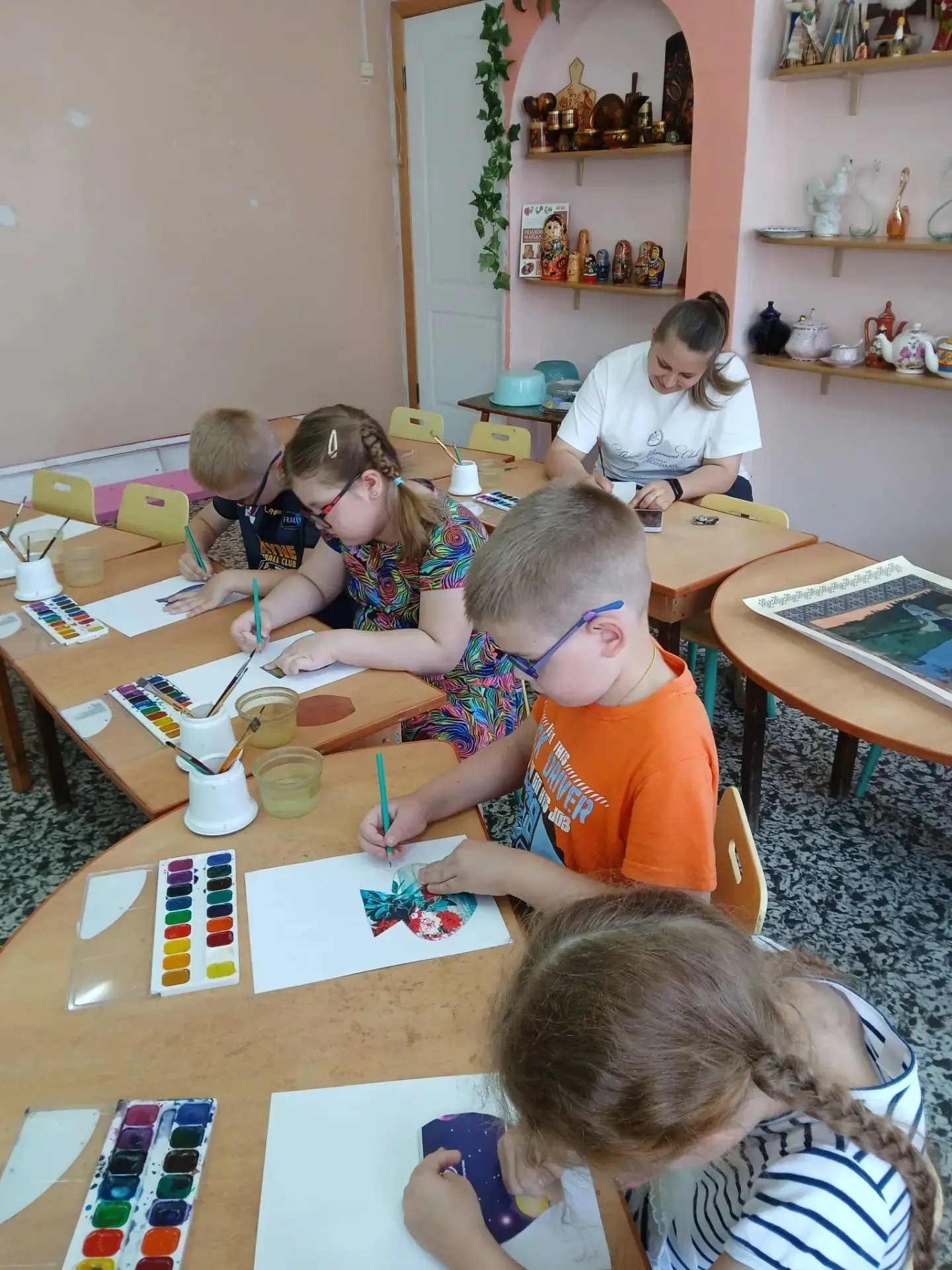 💫 День художника.

🎨В подготовительной группе N 3 воспитатель Шалина Людмила Николаевна провела  "