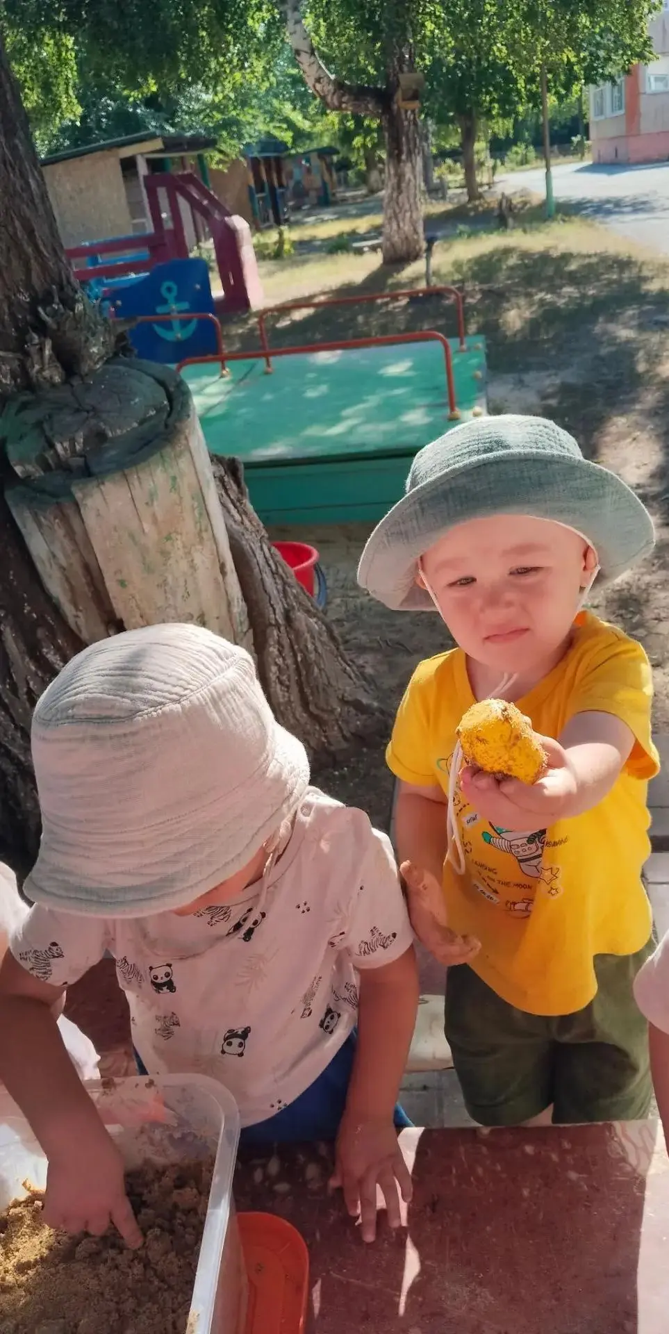 🌞 Сегодня в  группе раннего возраста «Ромашки» обычная прогулка превратилась в увлекат...