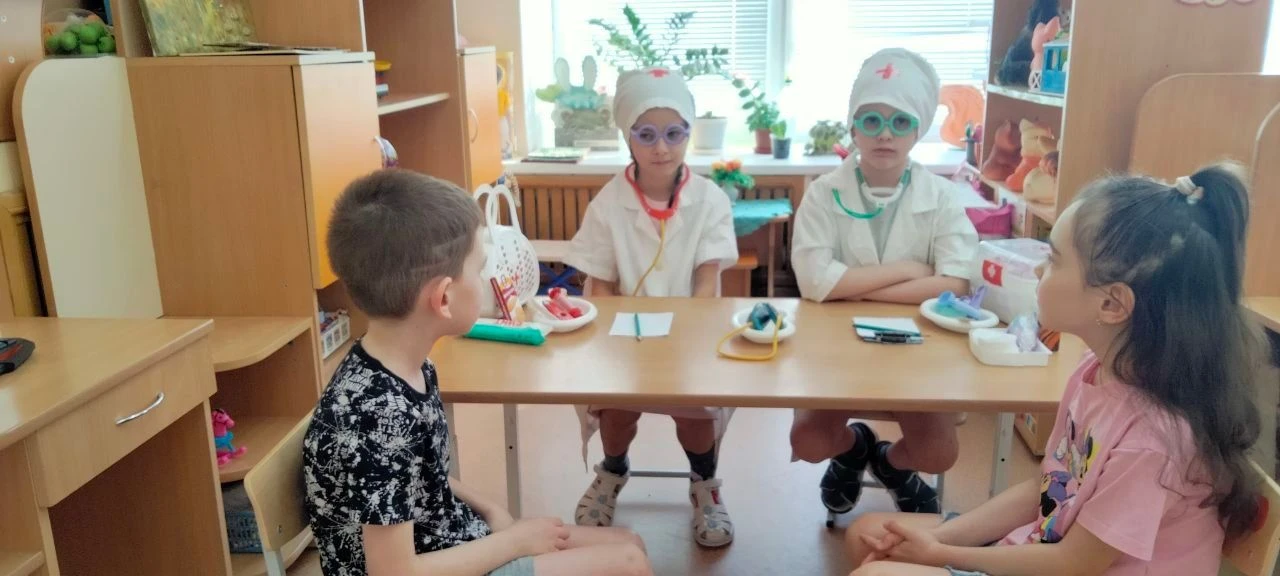 После интересной беседы про профессию врача ребята подготовительной группы «Семицветик» сами организ