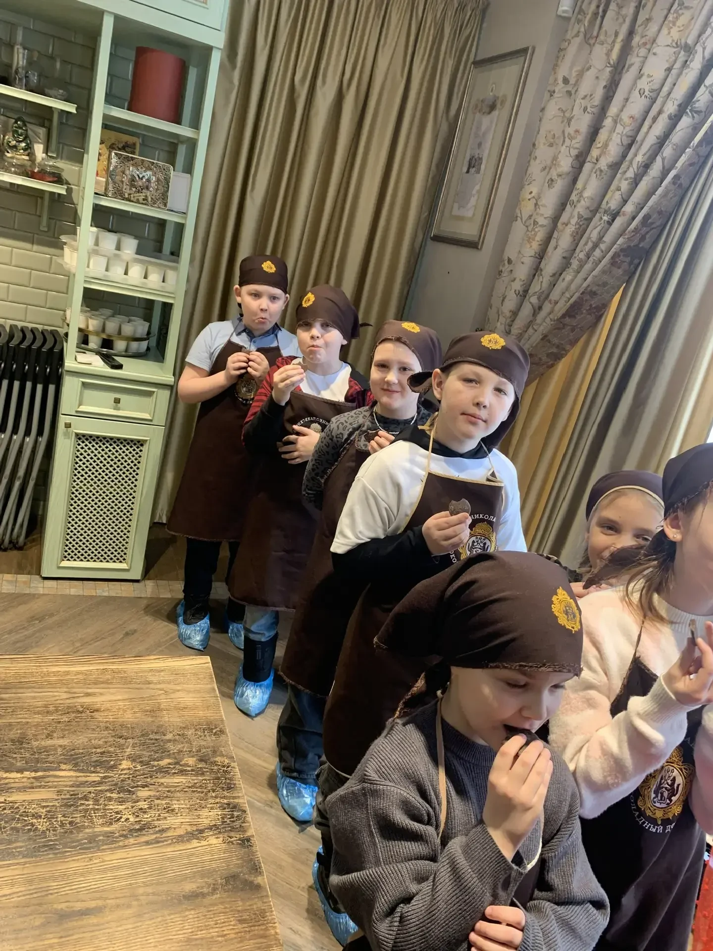 Сладкое путешествие или как наш класс ходил в гости к шоколатье! 🎓🍫  5 марта ученики 2 А класса прев