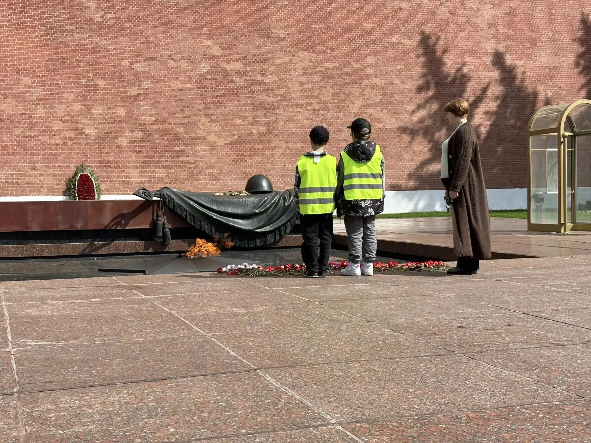 Ребята из 3 «П» класса посетили мемориал на Красной площади — Могилу Неизвестного Солдата. 🇷🇺  

С