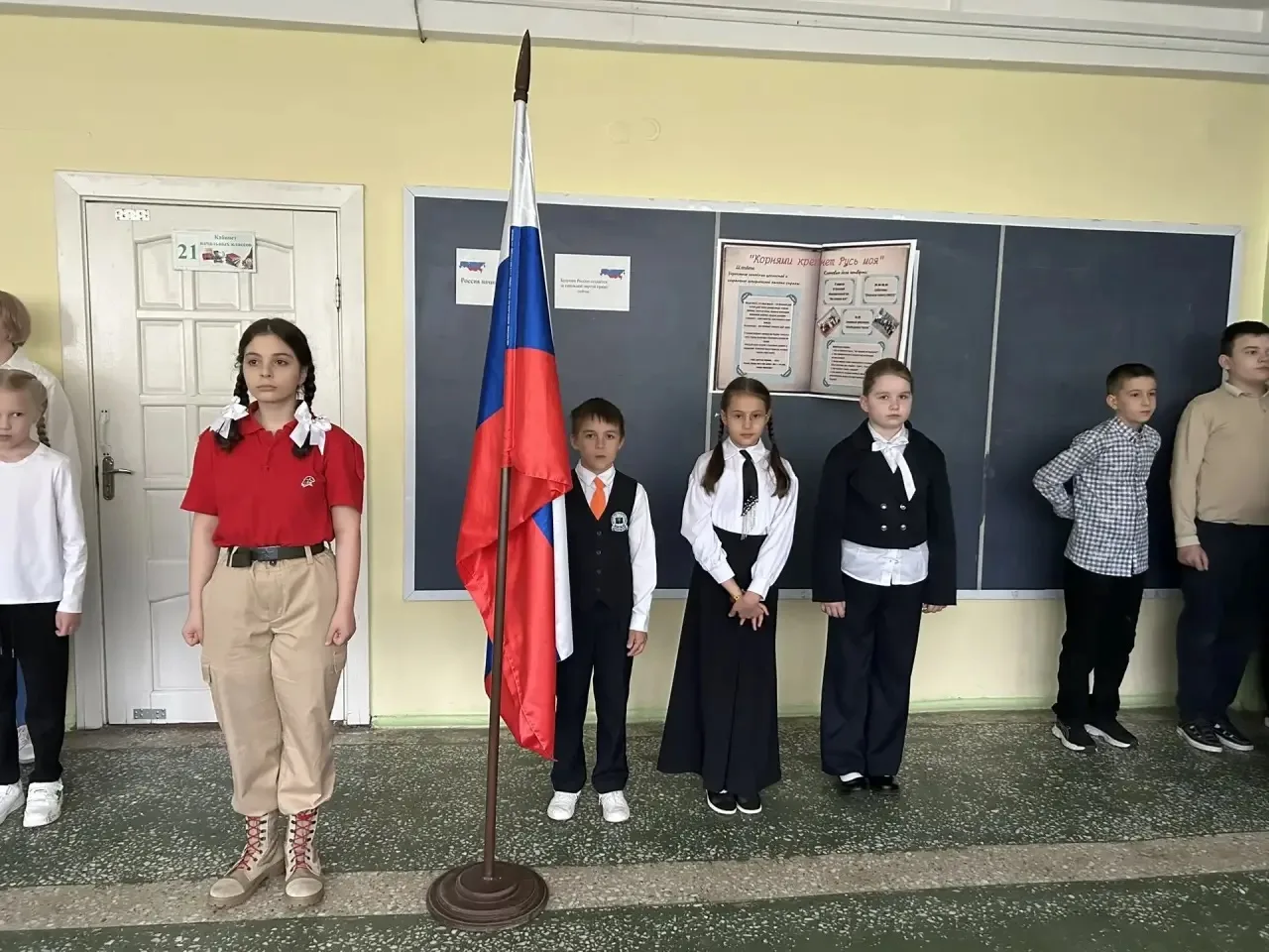 📆 На календаре 4 мая, понедельник 🇷🇺 Право стоять у флага РФ предоставилось  Цыгановой Милене(2А),  
