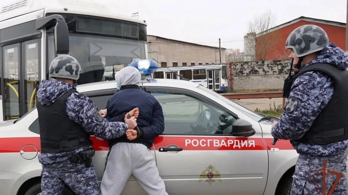 🔥В Димитровграде сотрудники Росгвардии задержали повторного преступника прямо у выхода...